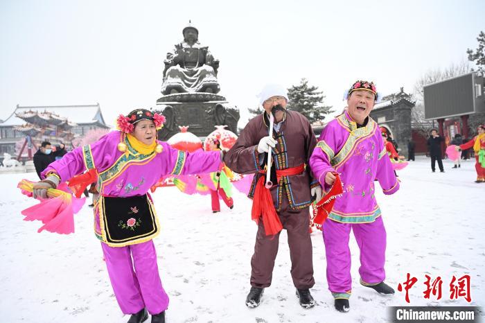 2月13日，秧歌隊(duì)在呼和浩特市大召廣場雪中起舞?！⑽娜A 攝