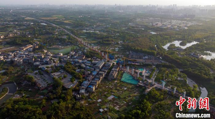 航拍正在建設(shè)中的成都至自貢高速鐵路成都段?！⒅铱?攝