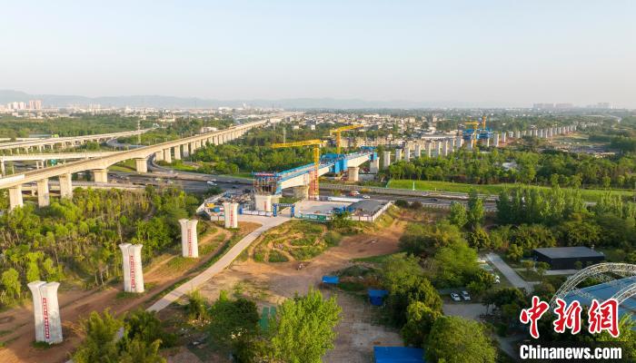航拍正在建設(shè)的成都至自貢高速鐵路跨成都繞城高速公路連續(xù)梁施工現(xiàn)場?！⒅铱?攝