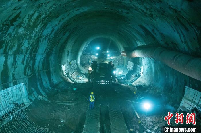 正在掘進中的龍泉山1號隧道?！⒅铱?攝