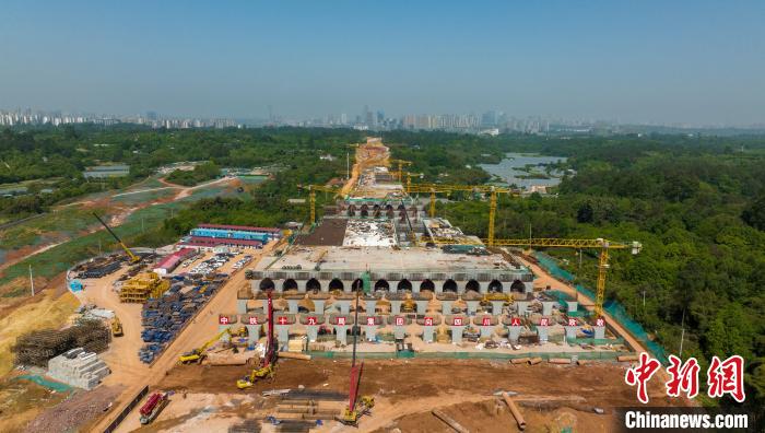 加緊施工建設(shè)的天府站多線橋?！⒅铱?攝