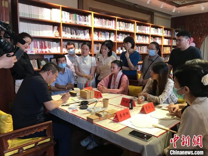 9月14日，“月動臨秋扇”中華傳統(tǒng)文化沉浸式體驗活動在北京紀曉嵐故居舉辦。 陳建新 攝 陳建新 攝