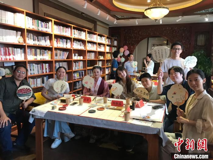 9月14日，“月動臨秋扇”中華傳統(tǒng)文化沉浸式體驗活動在北京紀曉嵐故居舉辦。陳建新 攝 陳建新 攝