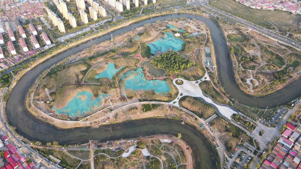 　圖為4月30日拍攝的河北滄州市區(qū)的大運(yùn)河“Ω”形河道。新華社發(fā)(傅新春 攝)
