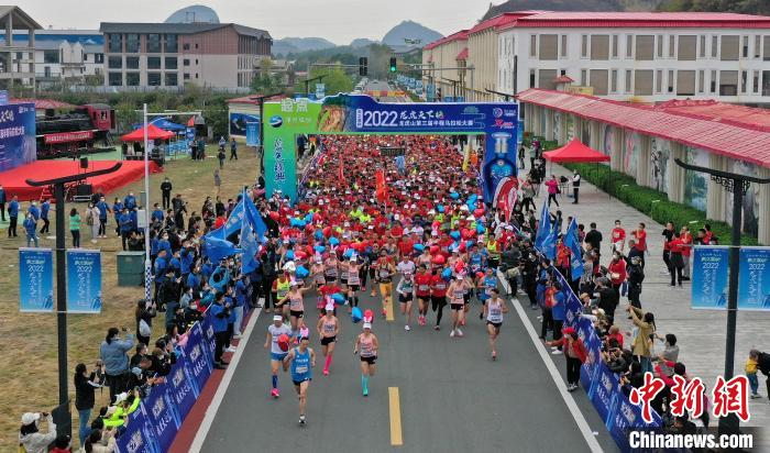 2022年龍虎山半程馬拉松鳴槍開(kāi)跑?！⒅剧?攝
