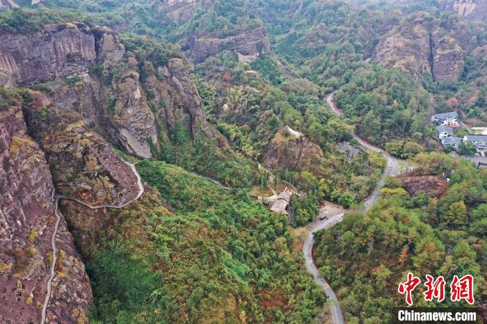 2022年龍虎山半程馬拉松鳴槍開(kāi)跑?！⒅剧?攝