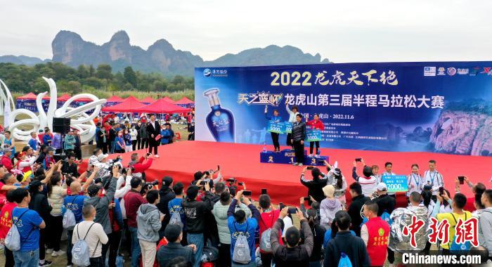 2022年龍虎山半程馬拉松鳴槍開(kāi)跑?！⒅剧?攝