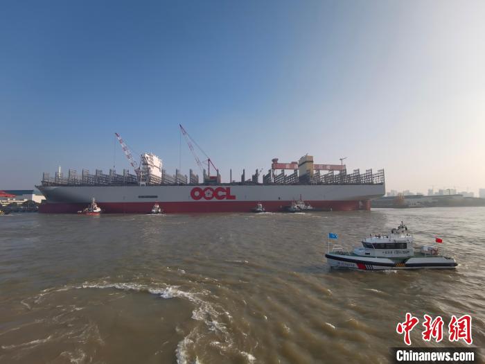 海巡艇在現(xiàn)場(chǎng)引導(dǎo)水上交通?！∧贤êＪ戮止﹫D