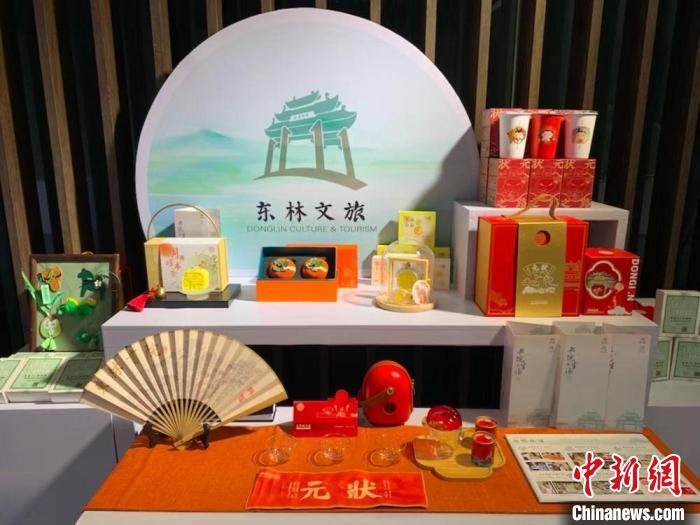 發(fā)展論壇現(xiàn)場展出的無錫城市文創(chuàng)作品?！O權(quán) 攝