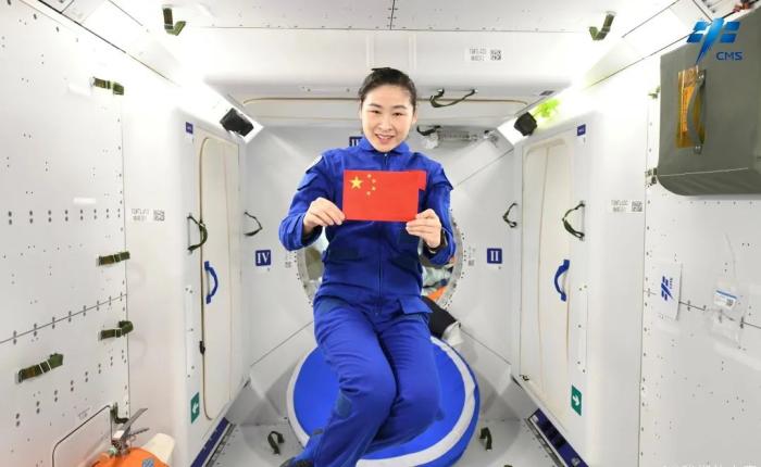 航天員劉洋背后是問天實驗艙睡眠區(qū)。圖片來源：中國載人航天工程辦公室官方微信