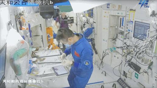 開展水樣微生物檢測。圖片來源：中國載人航天工程辦公室官方微信