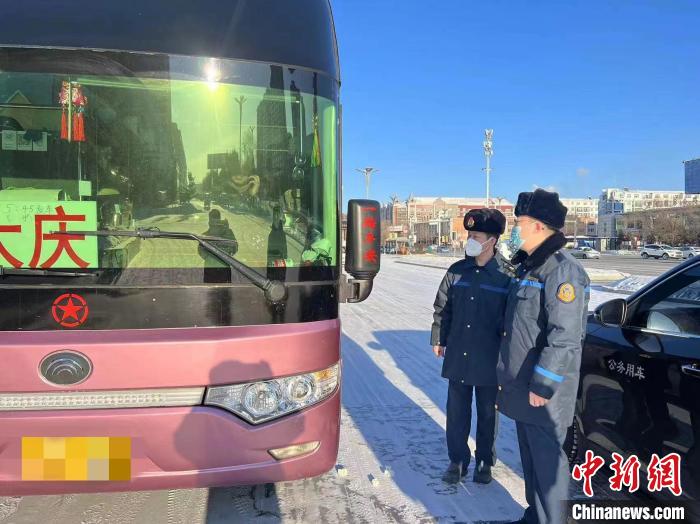 交通執(zhí)法人員檢查客運(yùn)車輛手續(xù)?！『邶埥〗煌ㄟ\(yùn)輸廳供圖