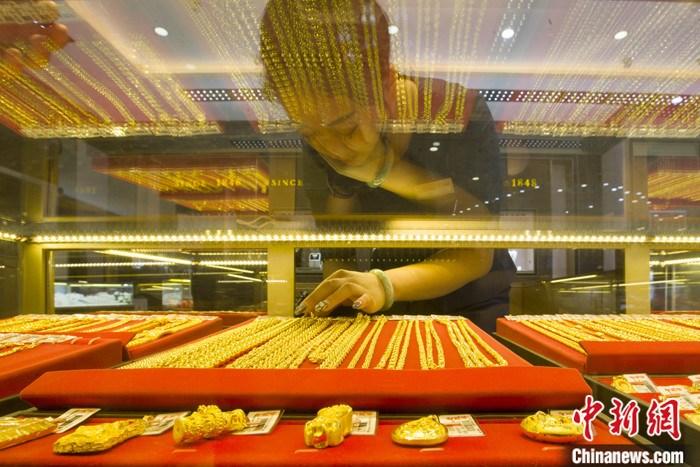 山西省太原市，一商場(chǎng)工作人員整理黃金飾品。