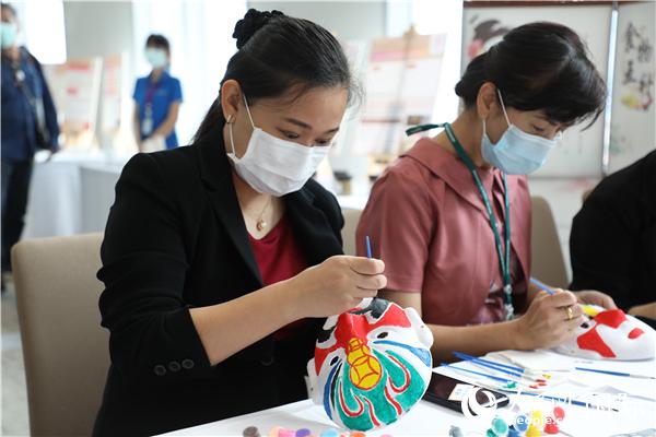 展覽會(huì)現(xiàn)場(chǎng)，泰國(guó)民眾體驗(yàn)畫(huà)臉譜。人民網(wǎng)記者 趙益普攝