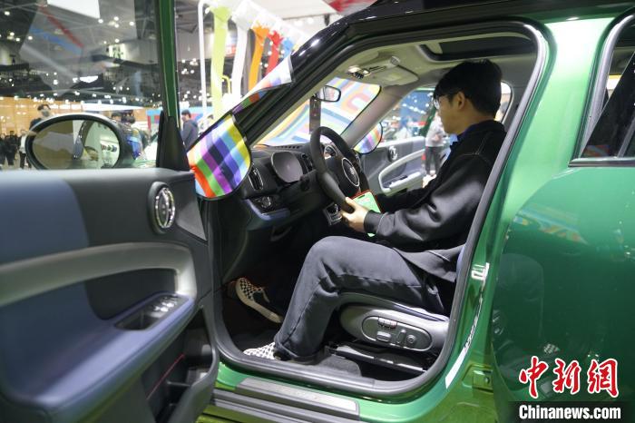 圖為觀眾在展會(huì)試駕車(chē)輛。　劉旭 攝