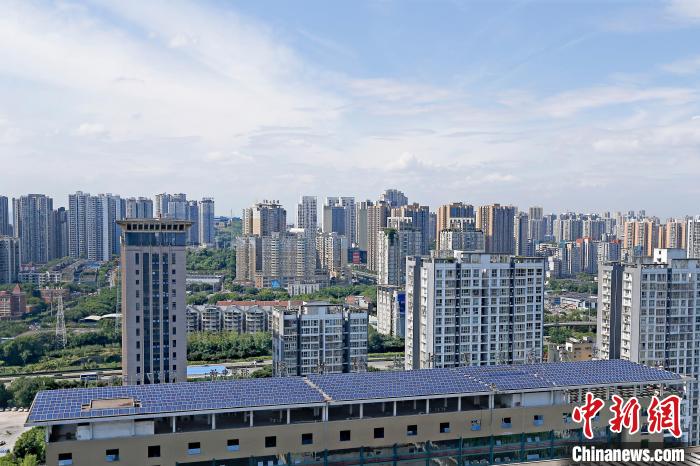 圖為輝騰能源在重慶市九龍坡區(qū)留學(xué)生創(chuàng)業(yè)園屋頂建設(shè)的光伏發(fā)電示范項目。　受訪企業(yè)供圖