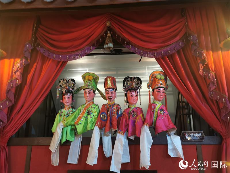 3D公仔戲臺。人民網(wǎng)記者 符園園攝