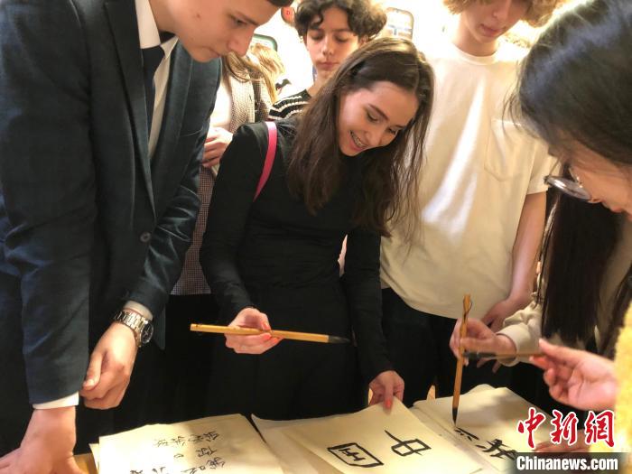 4月21日，莫斯科國立語言大學(xué)孔子學(xué)院附屬中學(xué)舉辦“國際中文日”活動，學(xué)生們學(xué)寫漢字。　莫斯科國立語言大學(xué)孔子學(xué)院 供圖