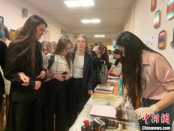 4月21日，莫斯科國立語言大學(xué)孔子學(xué)院附屬中學(xué)舉辦“國際中文日”活動，學(xué)生們體驗雕版印刷?！∧箍茋⒄Z言大學(xué)孔子學(xué)院 供圖