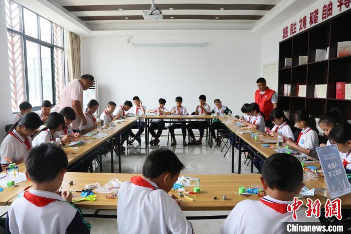 4月24日，中國航天日主題活動海南文昌分會場開展航天機器人手工創(chuàng)作體驗課?！》钊?攝