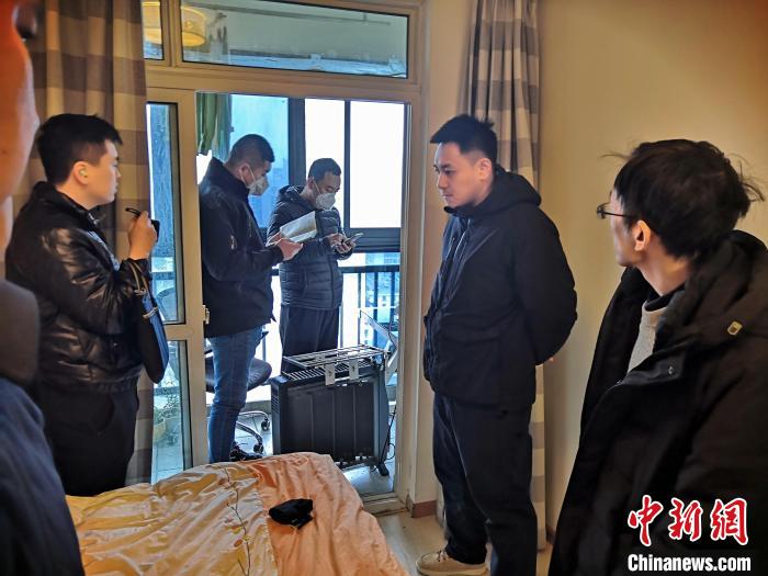 丹東市公安局民警抓捕犯罪嫌疑人，在其家中進(jìn)行搜查。　丹東市公安局供圖