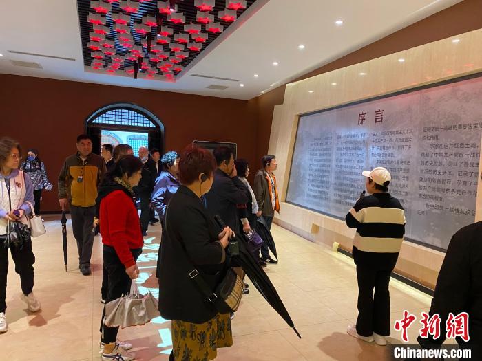 中共中央統(tǒng)戰(zhàn)部舊址里參觀者絡(luò)繹不絕。　李曉偉 攝