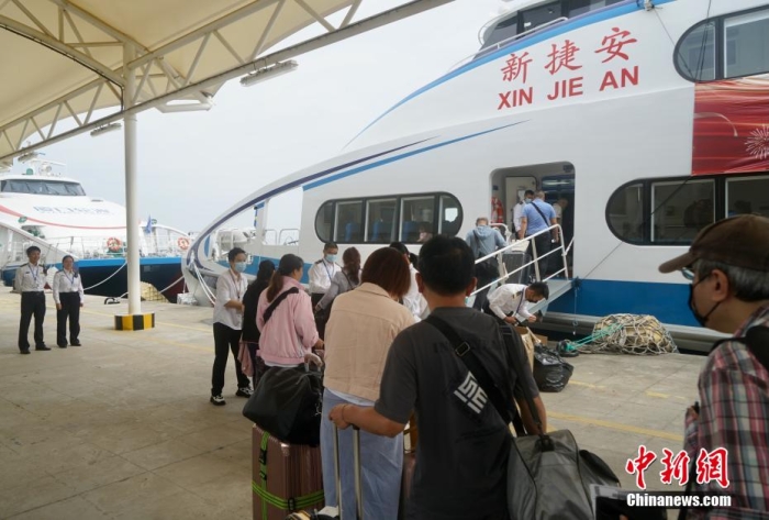 圖為乘客登船準(zhǔn)備從廈門(mén)啟航前往金門(mén)。福建海事 供圖