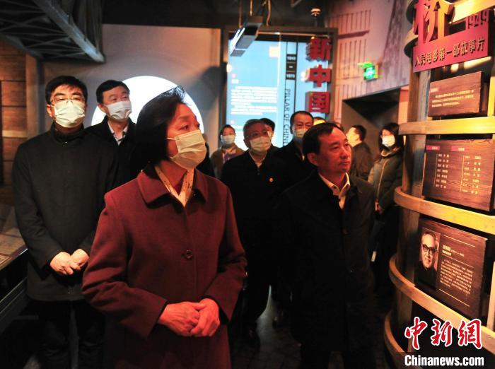 臺盟中央主席蘇輝近日率調(diào)研組赴吉林開展重點(diǎn)考察調(diào)研。圖為在長影舊址博物館考察吉林特色文化產(chǎn)業(yè)發(fā)展?！「啐埌?攝