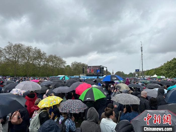 當(dāng)?shù)貢r(shí)間5月6日，英國(guó)國(guó)王查爾斯三世的加冕儀式舉行。民眾雨中觀看儀式?！W陽(yáng)開(kāi)宇 攝