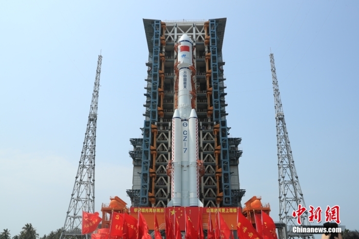 圖為轉(zhuǎn)運現(xiàn)場。攝影 邱立軍 黃國暢