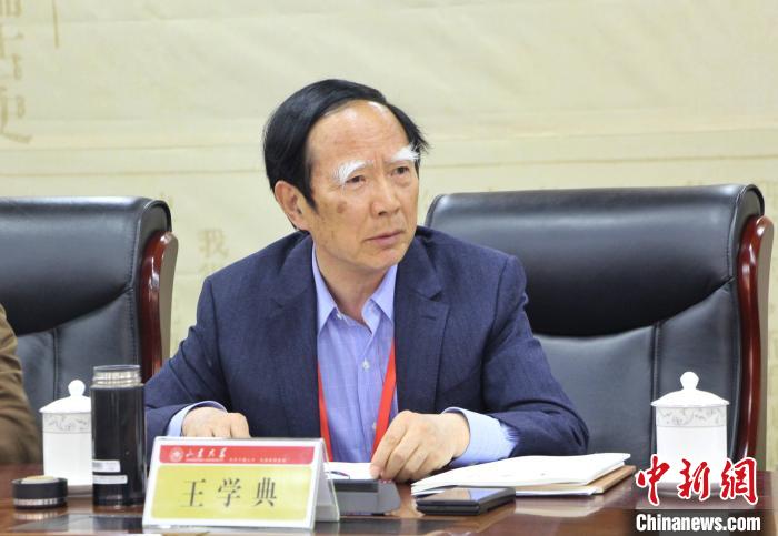 山東大學(xué)儒學(xué)高等研究院執(zhí)行院長、《文史哲》雜志主編王學(xué)典主持首場主題發(fā)言。　趙曉 攝