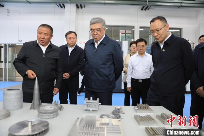 民進中央常務副主席朱永新率調研組赴四川開展重點考察調研。圖為在四川工程職業(yè)技術學院考察調研。　民進中央供圖