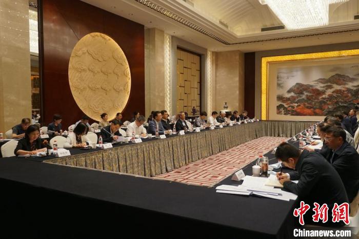 民進中央主席蔡達峰近日率調研組赴江蘇開展重點考察調研。圖為在調研座談會現場。　民進中央供圖