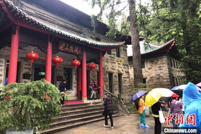 圖為在廬山抗戰(zhàn)博物館外，有不少等待參觀的游客?！蛆i泉 攝
