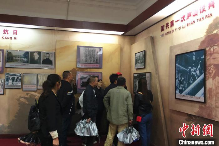 圖為游客在廬山抗戰(zhàn)博物館內參觀?！蛆i泉 攝
