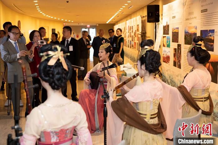 當(dāng)?shù)貢r間5月19日，中國常駐聯(lián)合國代表團、中國文化和旅游部、泉州市人民政府在紐約聯(lián)合國總部聯(lián)合舉辦“茶和天下·雅集”主題展覽和招待會。圖為展覽現(xiàn)場泉州南音表演。 <a target='_blank' href='/' _fcksavedurl='/'><p  align=