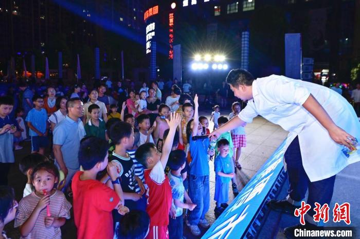 2023年鷹潭市“好奇心”科普節(jié)吸引了不少孩子踴躍參與?！≈鬓k方 供圖
