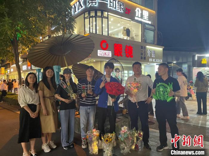 在東陽橫店，宣講團導師、成員與橫店演員(右三)合影?！?東陽市融媒體中心 供圖