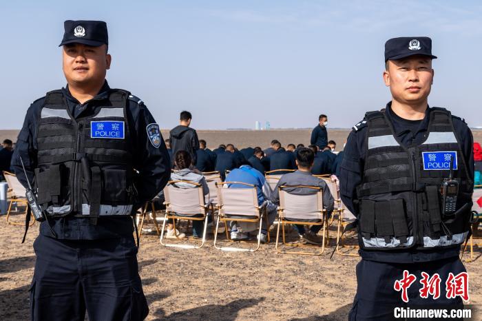 圖為承擔(dān)神舟十六號(hào)載人飛船安保任務(wù)的移民管理警察?！∨ｖ?攝