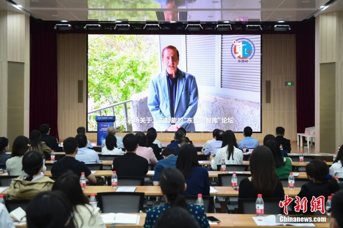5月30日，<a target='_blank' href='/'>中新社</a>第二屆“東西問(wèn)智庫(kù)”主題論壇在北京舉行，多位中外專(zhuān)家圍繞“AI革命與文明進(jìn)化”展開(kāi)討論。圖為美國(guó)加州理工學(xué)院電氣工程和計(jì)算機(jī)科學(xué)教授、人工智能專(zhuān)家亞瑟·阿布-穆斯塔法通過(guò)視頻在論壇上作主旨演講。<a target='_blank' href='/'>中新社</a>記者 田雨昊 攝