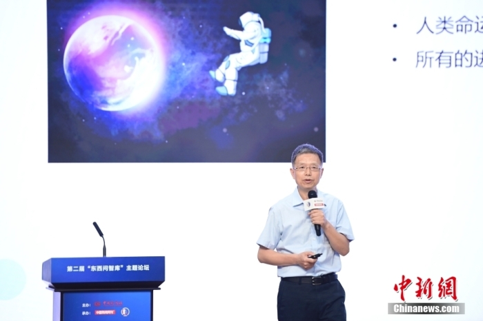 5月30日，<a target='_blank' href='/'>中新社</a>第二屆“東西問(wèn)智庫(kù)”主題論壇在北京舉行，多位中外專(zhuān)家圍繞“AI革命與文明進(jìn)化”展開(kāi)討論。圖為北京大學(xué)新聞與傳播學(xué)院教授胡泳在論壇上作主旨演講。<a target='_blank' href='/'>中新社</a>記者 田雨昊 攝