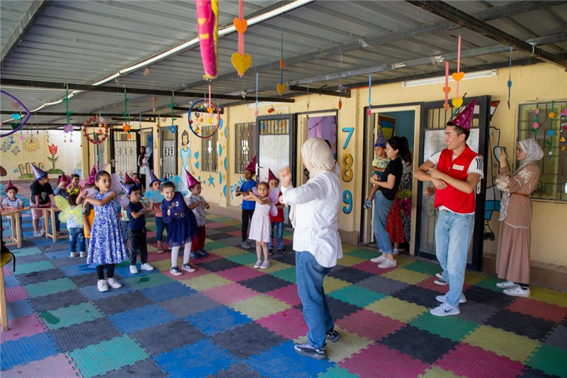 圖為中埃青年志愿者在埃及新開(kāi)羅幼兒園開(kāi)展“志愿服務(wù)伴成長(zhǎng)，中埃攜手慶六一”活動(dòng)。中建埃及分公司供圖