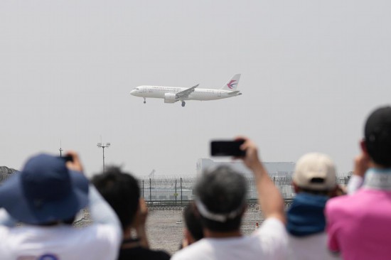 5月28日，C919首個商業(yè)航班東航MU9191飛抵北京首都國際機場。新華社記者鞠煥宗攝