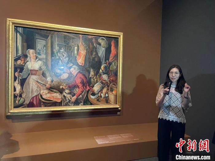 當?shù)貢r間6月1日，韓國國立中央博物館講解員在向游客講解畫作?！∪f佳欣 攝