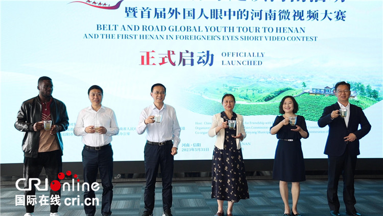 與會嘉賓共同舉杯啟動活動。賈親親 攝
