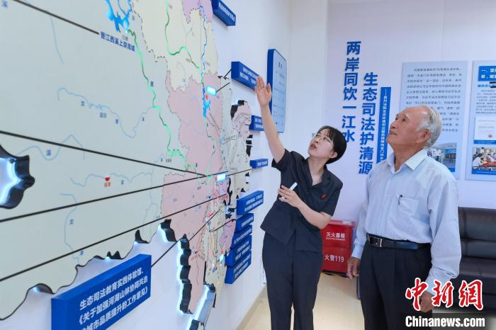 金門同胞參觀金門供水水源生態(tài)司法保護基地?！O虹 攝