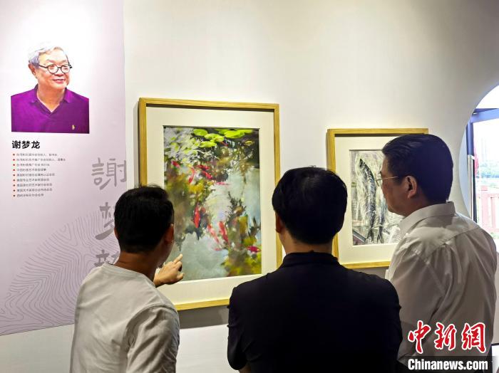 “求同存藝——海峽兩岸藝術(shù)家畫展”展出百余幅兩岸藝術(shù)家畫作?！「毒窜?攝
