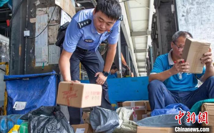 肥東縣公安局針對劇毒化學品和易制爆危險化學品生產(chǎn)企業(yè)開展安全檢查工作?！『戏示焦﹫D