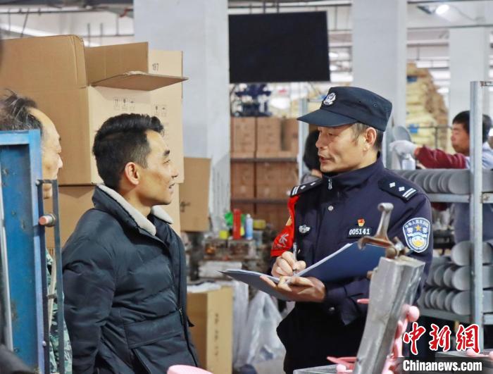 3月30日，大興派出所民警來到轄區(qū)中小企業(yè)，開展“為民為企為項目”走訪活動。　合肥警方供圖