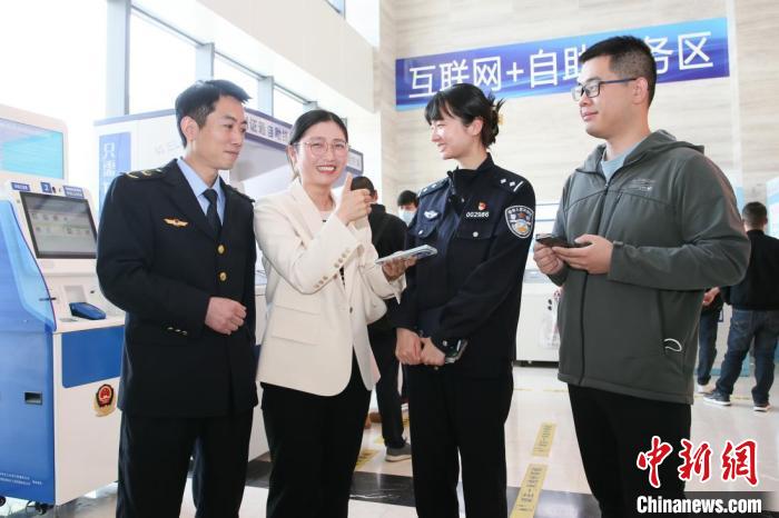 4月10日，安徽合肥，一家運輸企業(yè)負責人在工作人員的指導下，使用小程序辦理車管業(yè)務(wù)。　合肥警方供圖